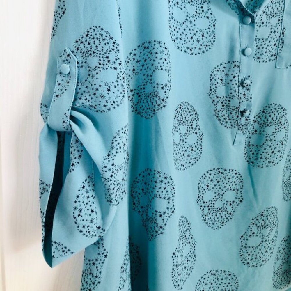 Torrid Blue/Black Starry Skull Chiffon Roll Tab Sleeve Top - Size 0 - Picture 2 of 4